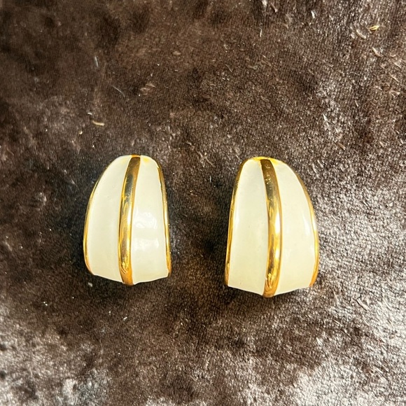 Vintage NAPIER Gold Cream Enamel Half Hoop LG Clip Screw Back Fashion Earrings - Picture 3 of 7